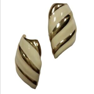 VINTAGE MONET CLIP EARRINGS CREAM ENAMEL GOLD TONE